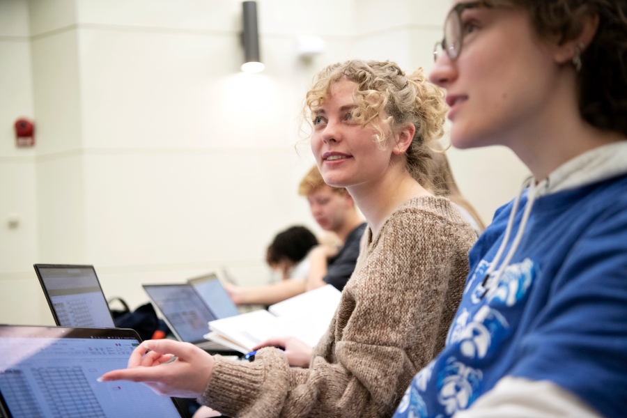 Drake students enrolled in the College of Pharmacy and Health Sciences engage in a classroom discussion