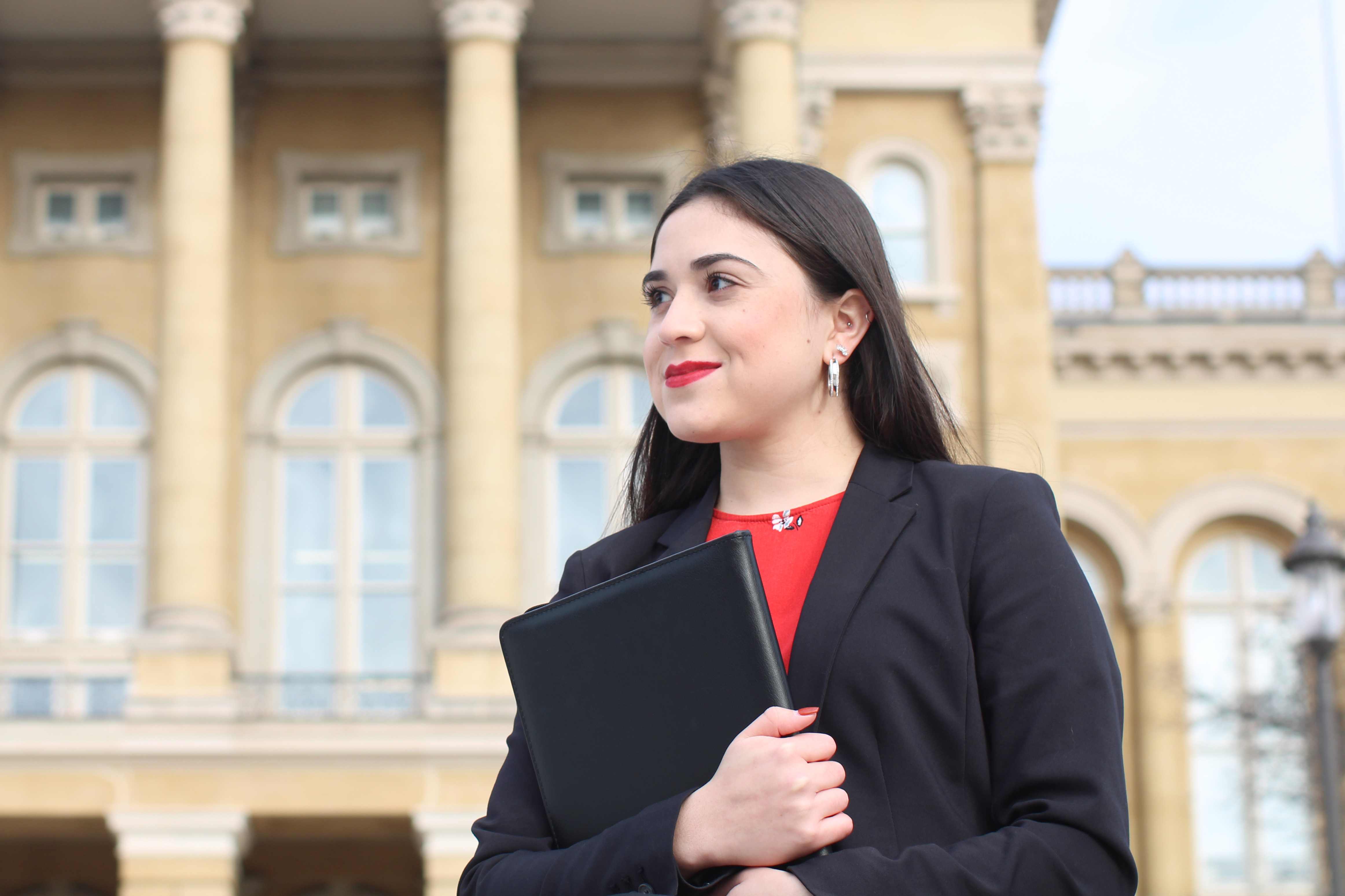 A 3+3 Law student from Drake holds a portfolio while departing a courtroom